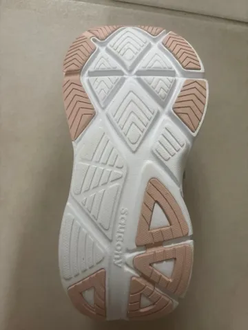 Used Saucony Femme Running Shoes bike — image 2 of 5
