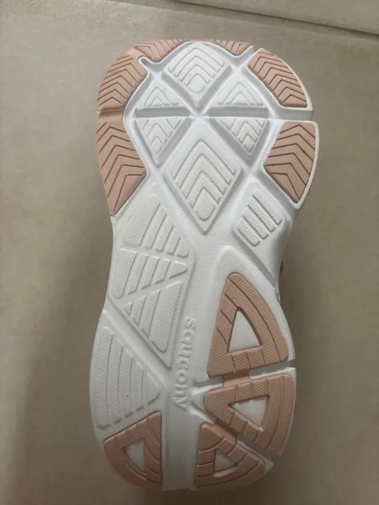 Used Saucony Femme Running Shoes bike — image 2 of 5
