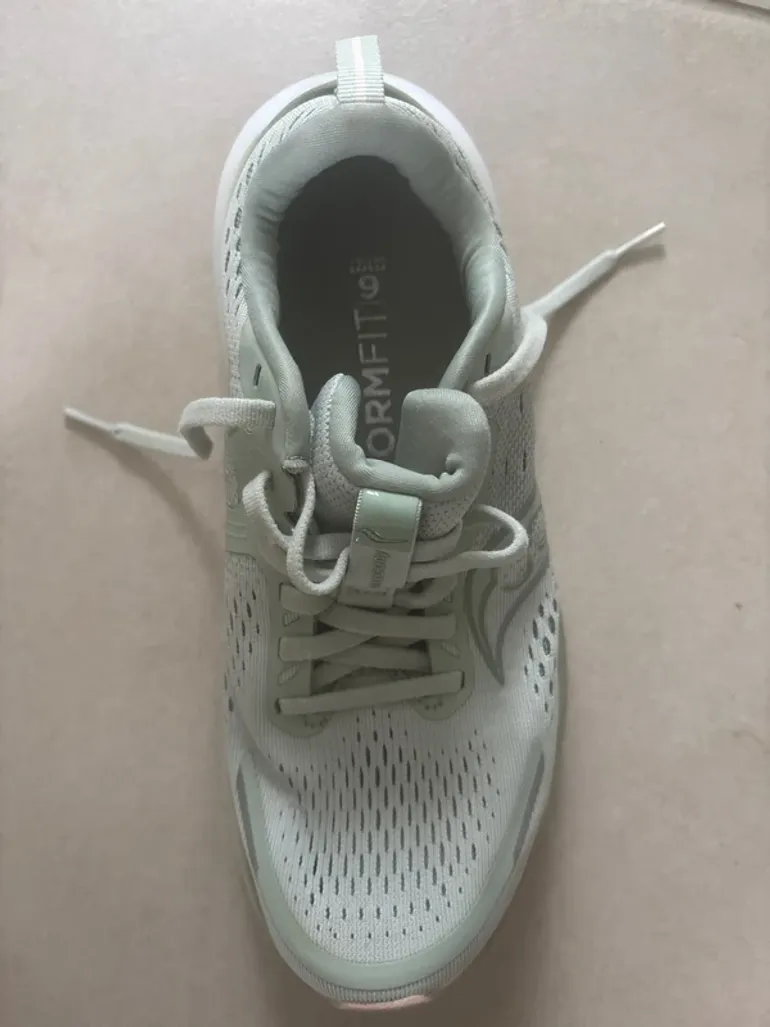 Used Saucony Femme Running Shoes bike — image 4 of 5