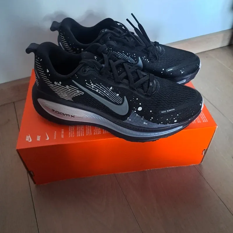 Used Nike Vomero 18 SE Running Shoes