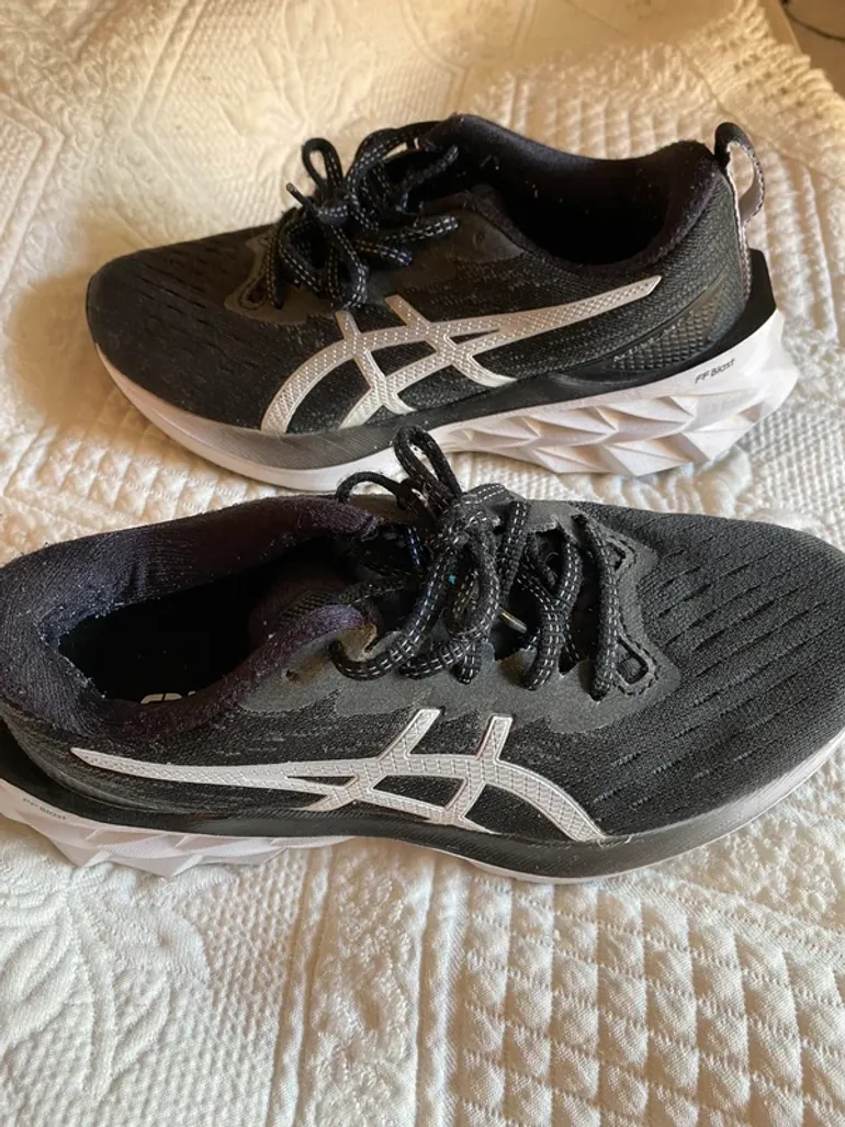 Used Asics Running Shoes bike — image 3 of 5