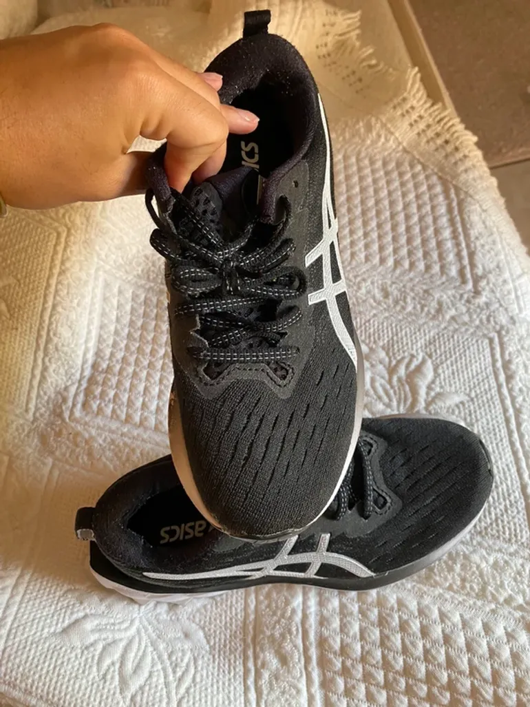 Used Asics Running Shoes bike — image 2 of 5
