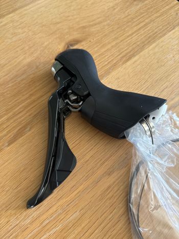 Used Shimano Ultegra Hydraulic Disc Brake Lever 11s (ST-R8020-R) 2022 bike — image 4 of 4