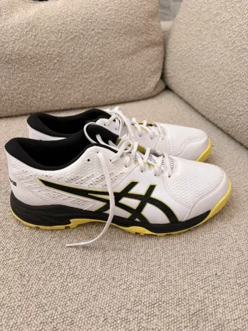 Used Asics Hockey Shoes bike — image 2 of 9