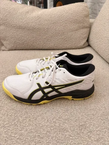 Used Asics Hockey Shoes bike — image 4 of 9