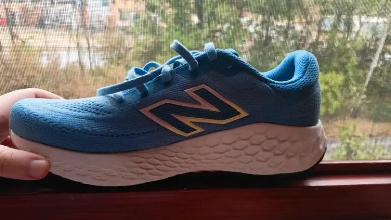 Used New Balance EVOZ V4 bike — image 3 of 4