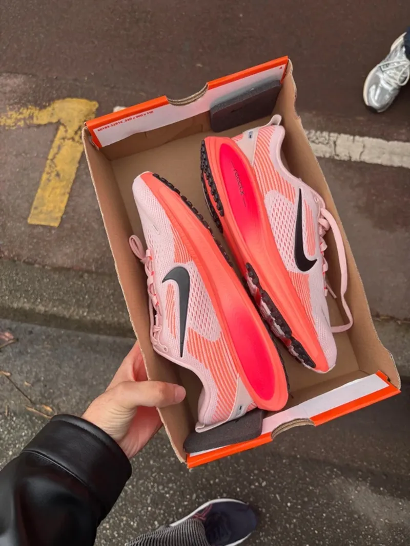 Nike Vomero 18 Running Shoes usato
