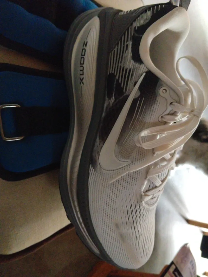 Używany Nike Vomero 18 SE Running Shoes