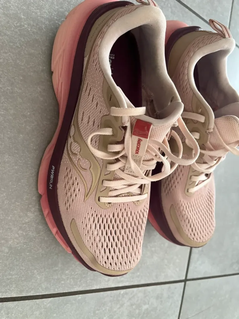 Used Saucony Guide 18 Running Shoes