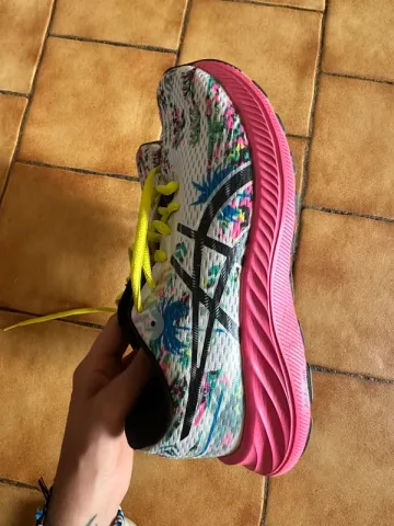 Used Asics Running Shoes bike — image 2 of 3