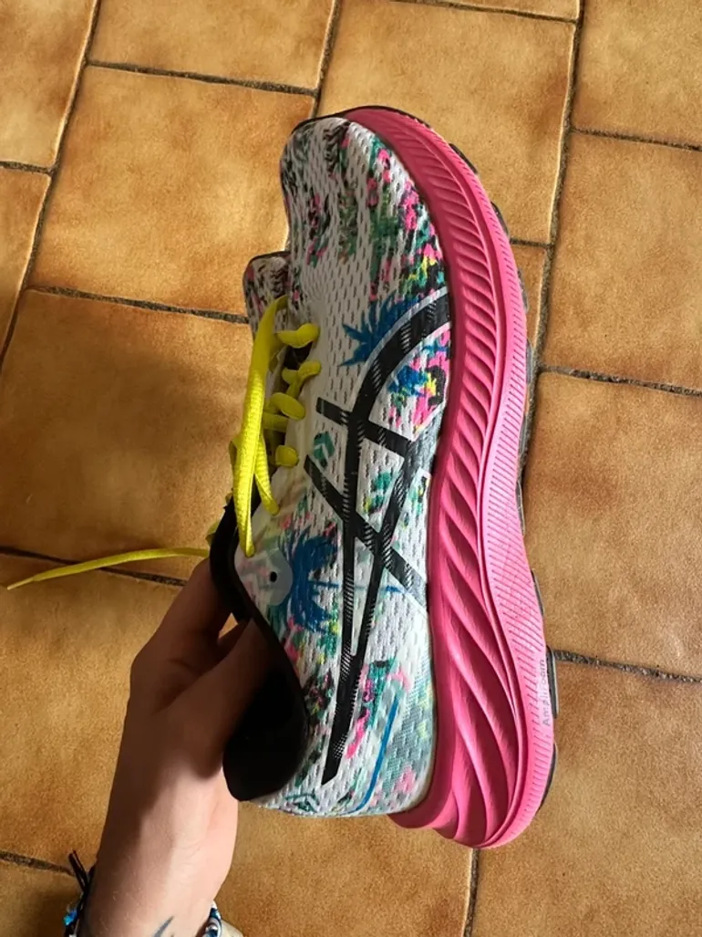 Used Asics Running Shoes bike — image 2 of 3