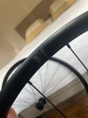 Used Dt Swiss Performance LN 2025 bike — image 9 of 12