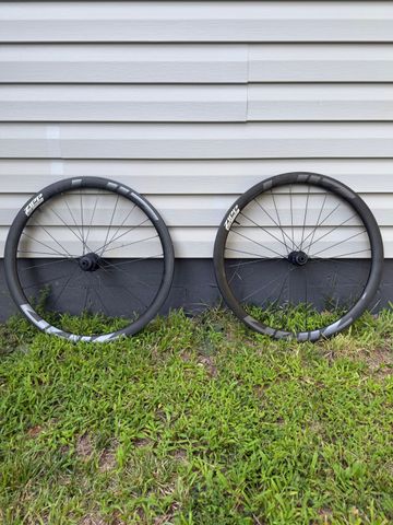 Used Zipp 303 Firecrest 2023 bike — image 2 of 3