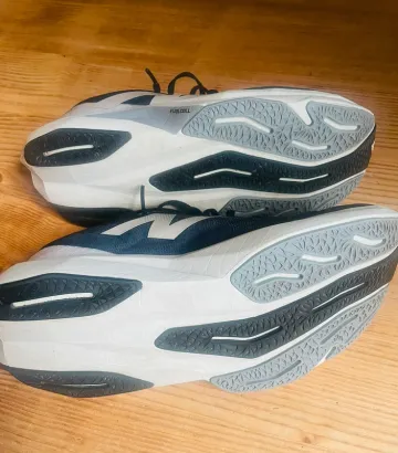 Used New Balance Fuelcell Rebel v4 bike — image 3 of 6