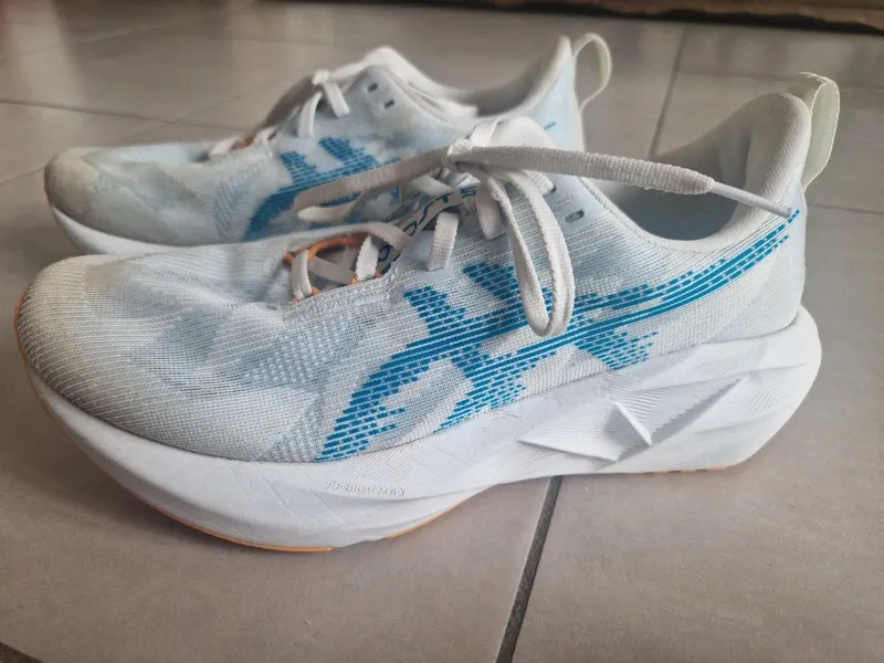 Używany Orange Novablast 6 Running Shoes