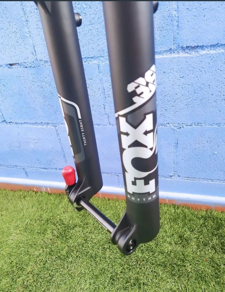 Fox 38 RHYTHM 180mm 2023 bike usato — immagine 2 di 9
