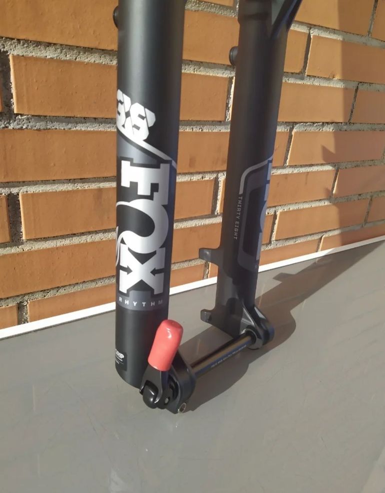 Fox 38 RHYTHM 180mm 2023 bike usato — immagine 5 di 9