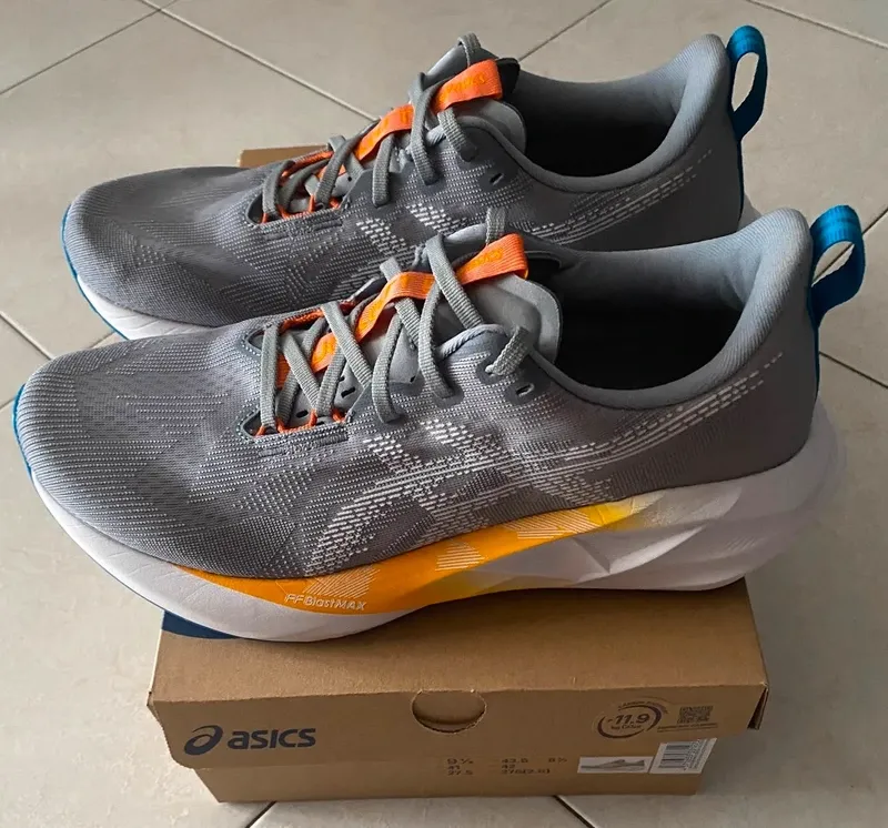 Used Asics Novablast 5 Running Shoes