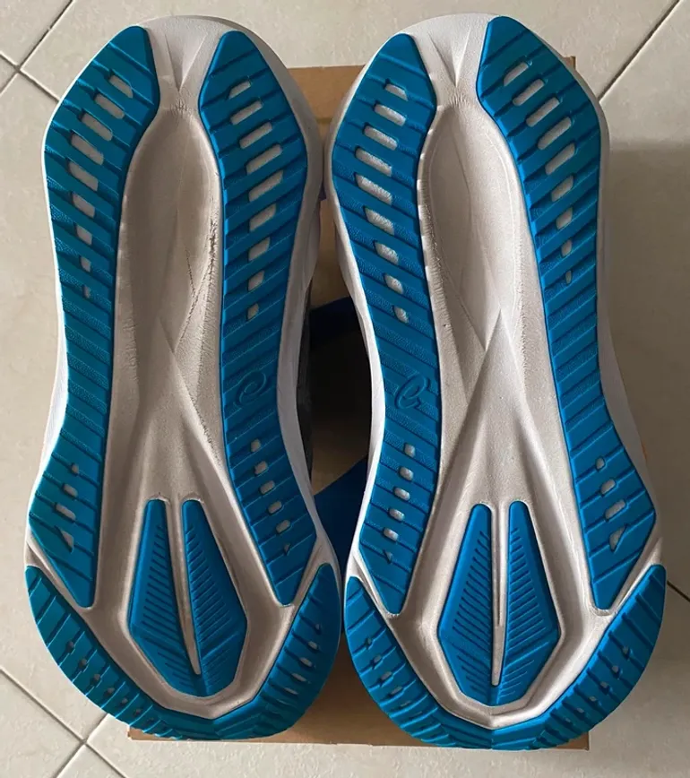 Asics Novablast 5 bike d'occasion — image 4 sur 4