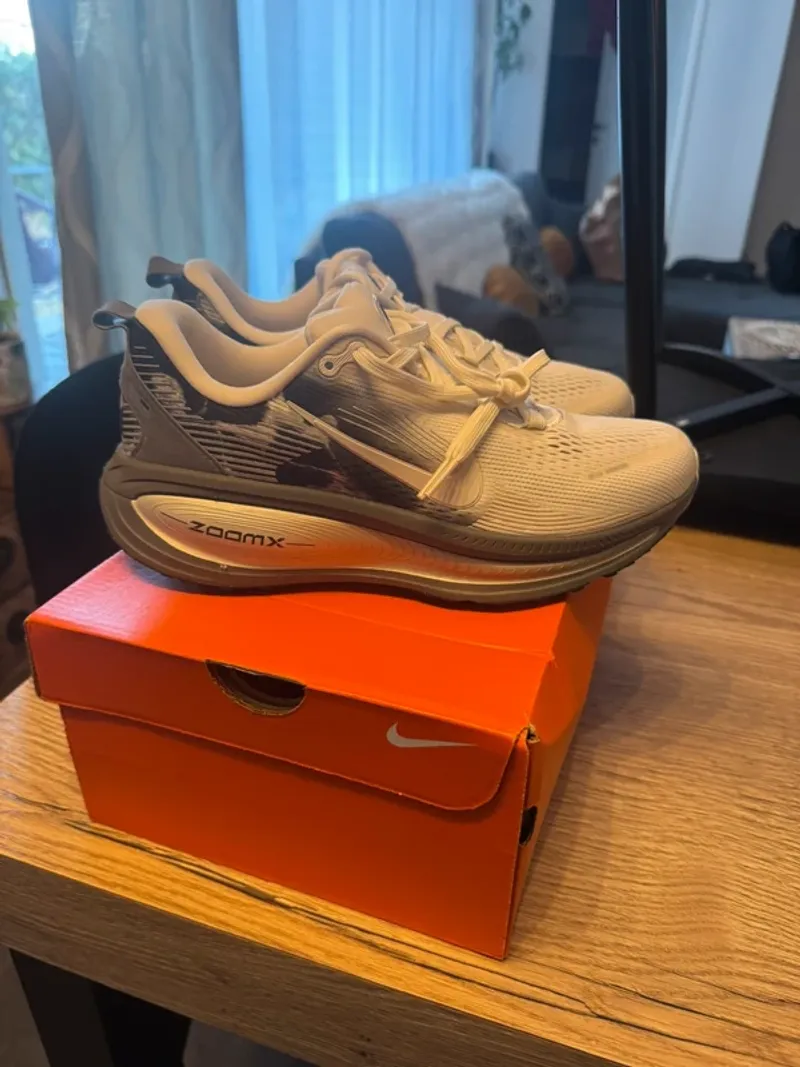 Used Nike Vomero 18 SE Running Shoes