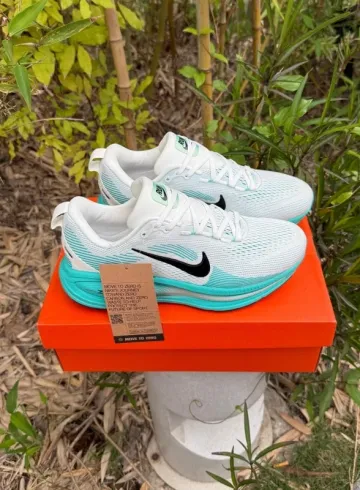 Nike Vomero 18 ZoomX bike d'occasion — image 3 sur 8