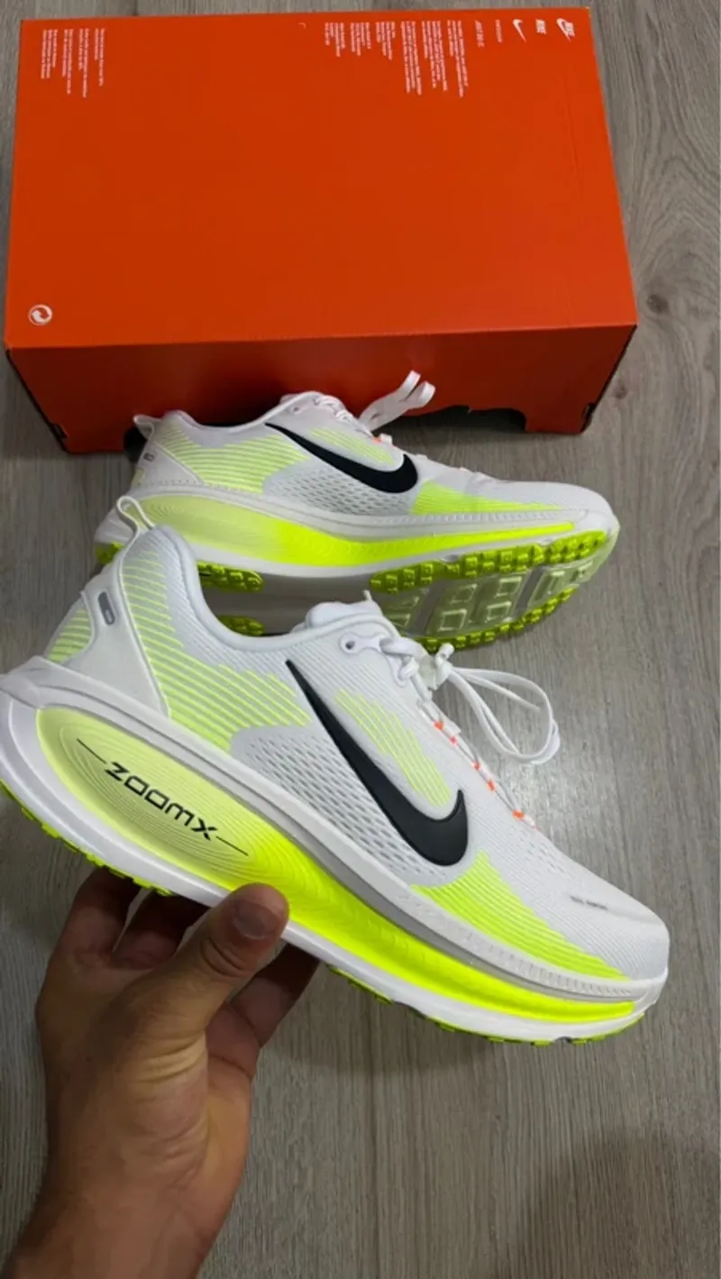 Used Nike Vomero 18 Running Shoes