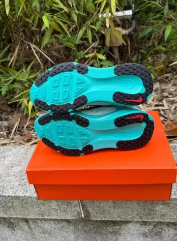Nike Vomero 18 ZoomX bike d'occasion — image 5 sur 8
