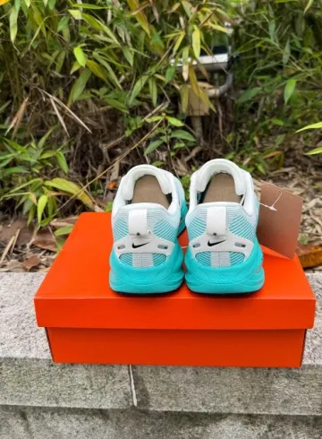 Nike Vomero 18 ZoomX bike d'occasion — image 4 sur 8