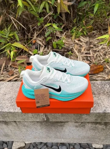 Nike Vomero 18 ZoomX bike d'occasion — image 3 sur 8