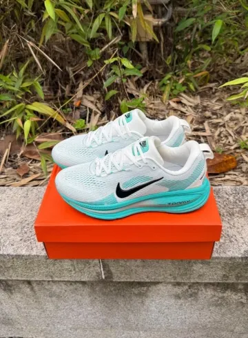 Nike Vomero 18 ZoomX bike d'occasion — image 1 sur 8