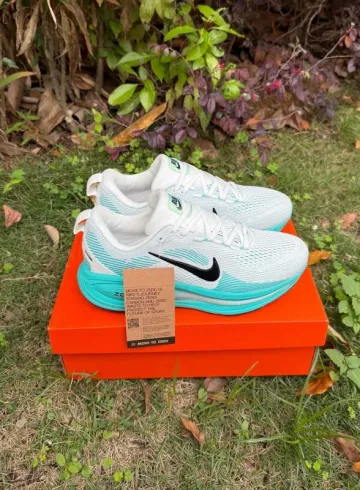 Nike Vomero 18 ZoomX bike d'occasion — image 3 sur 8