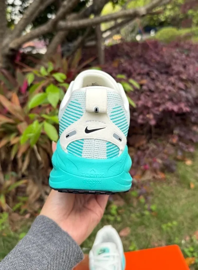 Nike Vomero 18 ZoomX bike d'occasion — image 7 sur 8