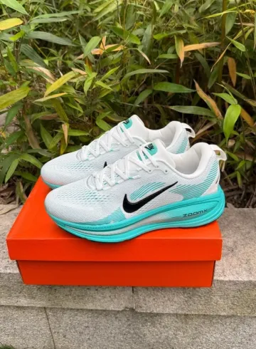 Nike Vomero 18 ZoomX bike d'occasion — image 1 sur 8