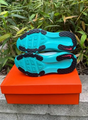 Nike Vomero 18 ZoomX bike d'occasion — image 5 sur 8