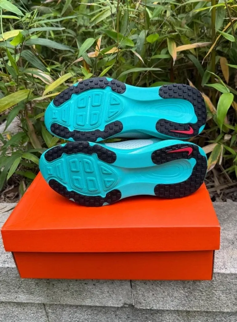 Nike Vomero 18 ZoomX bike d'occasion — image 5 sur 8