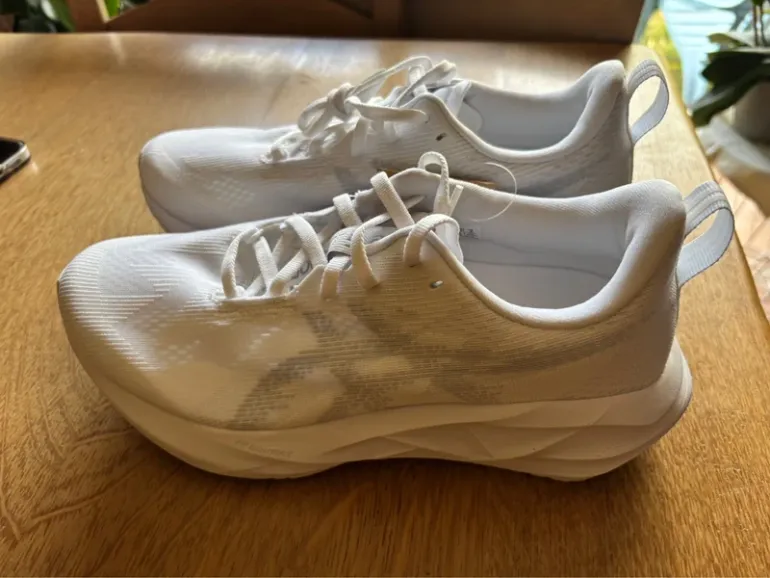 Brugt Asics Novablast 5 bike — billede 2 af 3