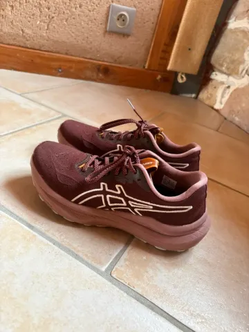 Brugt Asics Novablast 5 bike — billede 1 af 5
