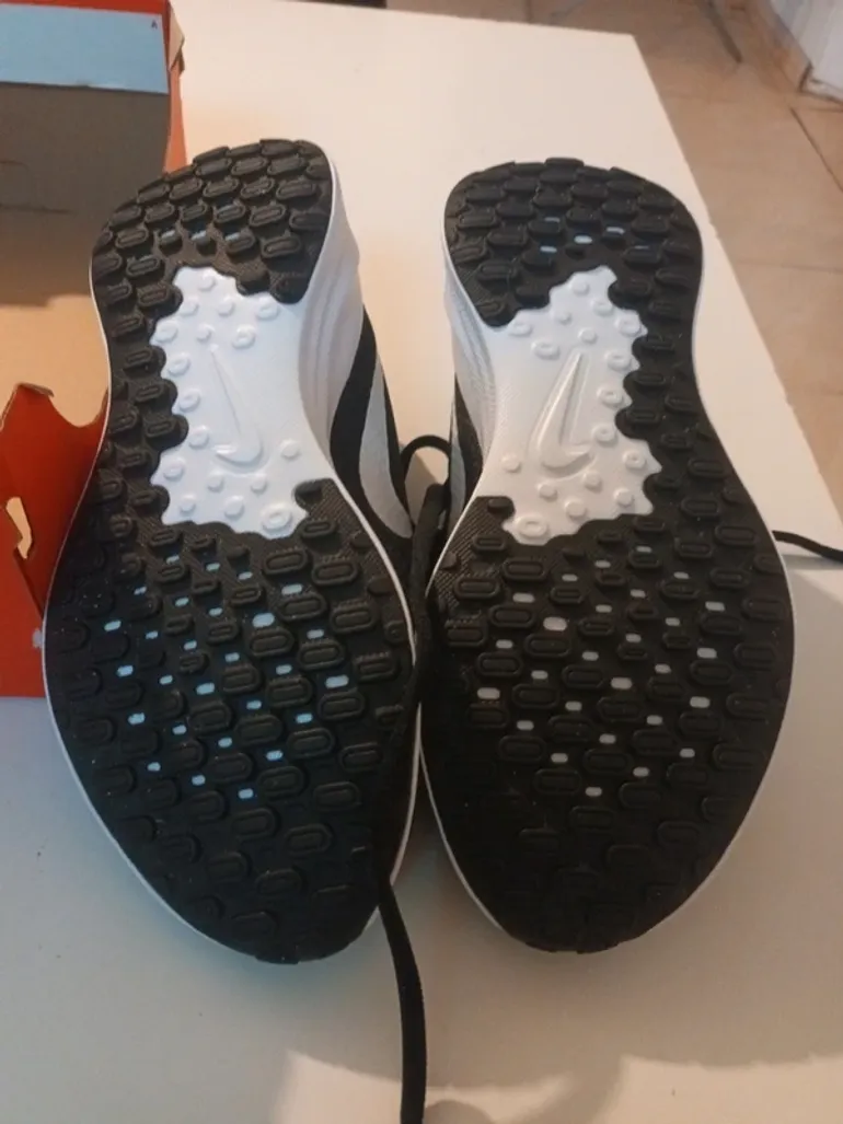 Used Nike Revolution 7 bike — image 4 of 6