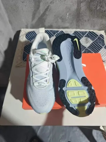 Käytetty Nike Vomero 18 Shadow bike — kuva 4 / 5