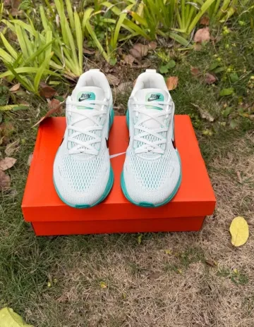 Tweedehands Nike Vomero 18 ZoomX bike — afbeelding 2 van 8