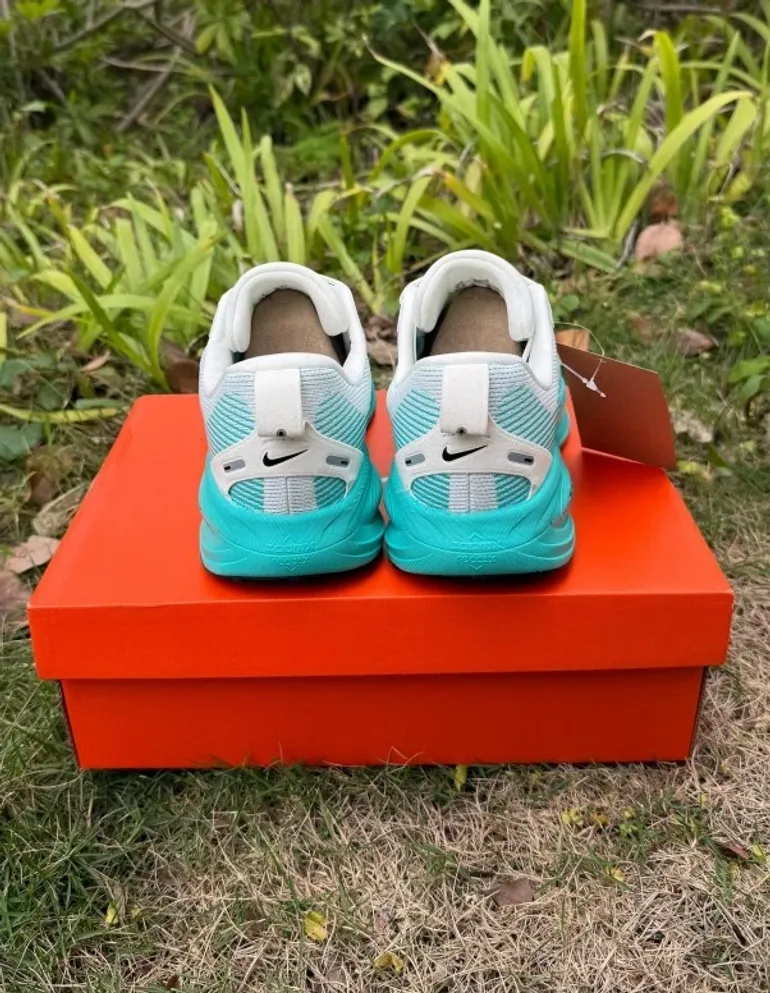 Tweedehands Nike Vomero 18 ZoomX bike — afbeelding 4 van 8