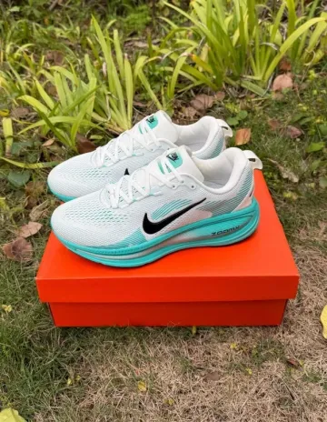 Tweedehands Nike Vomero 18 ZoomX bike — afbeelding 1 van 8
