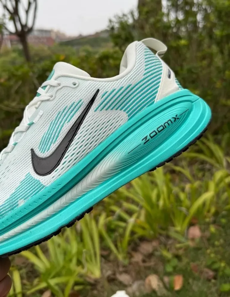 Tweedehands Nike Vomero 18 ZoomX bike — afbeelding 7 van 8
