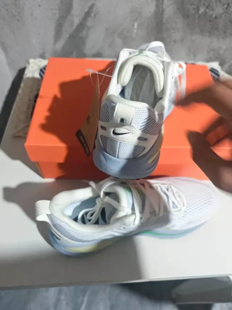 Nike Vomero 18 Shadow bike d'occasion — image 3 sur 5
