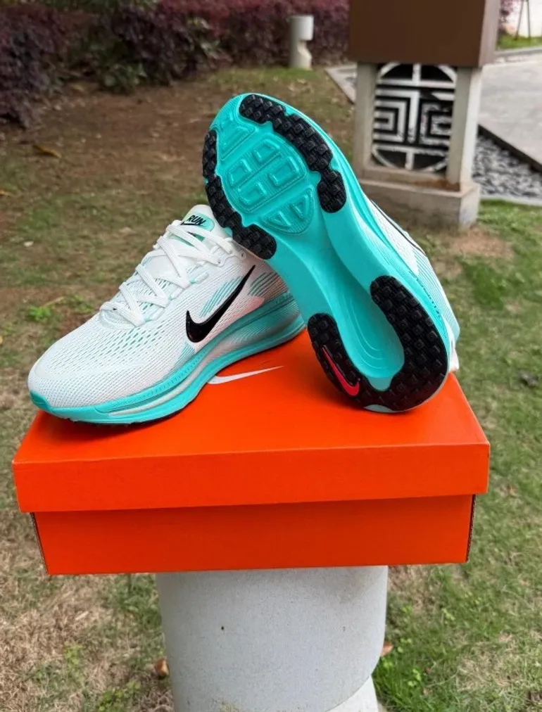 Nike Vomero 18 ZoomX bike d'occasion — image 5 sur 8