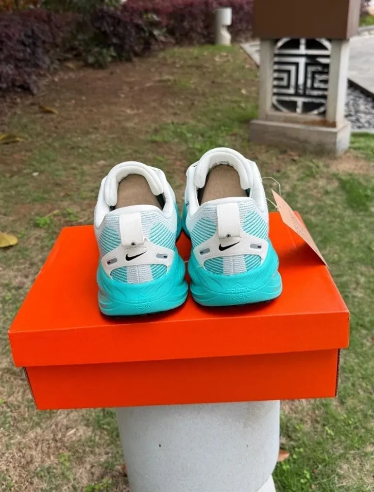 Nike Vomero 18 ZoomX bike d'occasion — image 4 sur 8