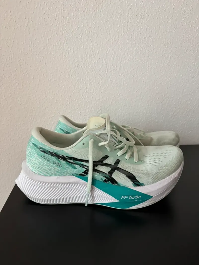 Käytetty Asics Magic Speed 4 Running Shoes