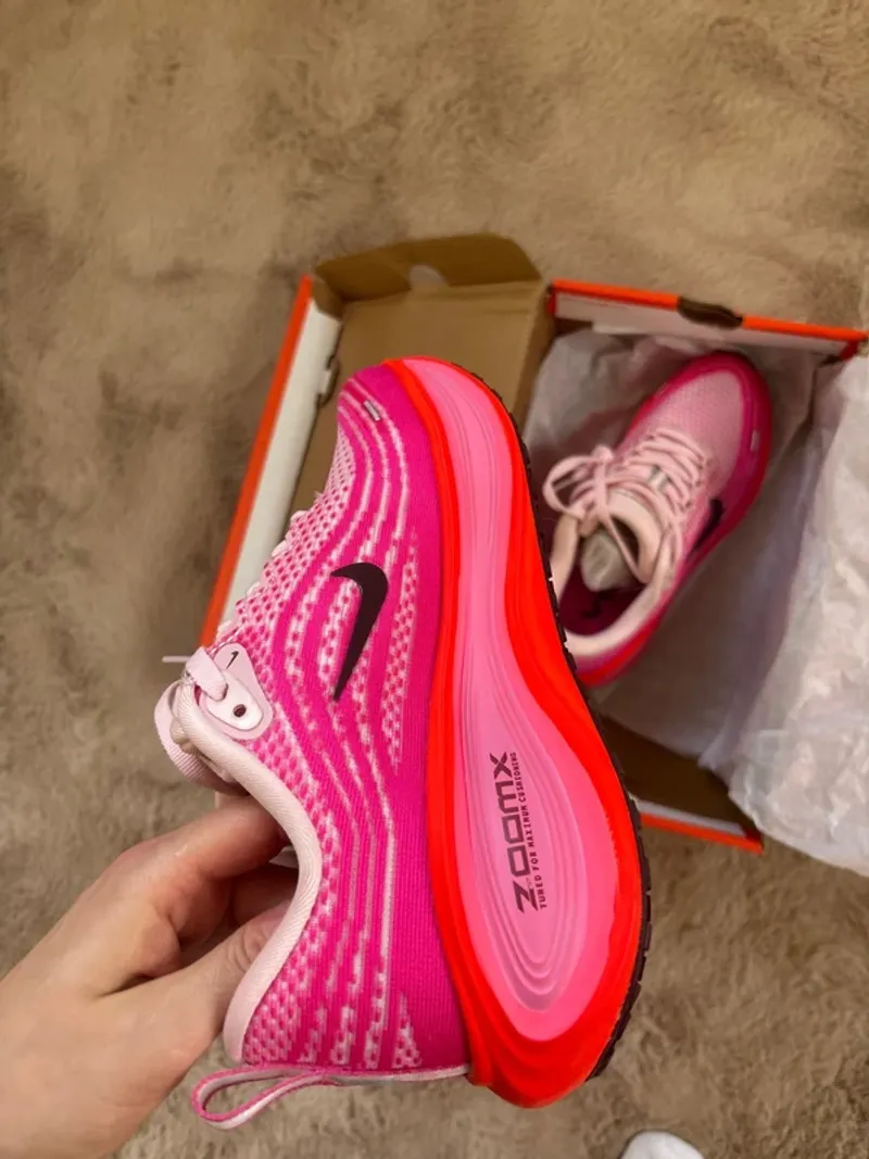 Hyper Vomero Plus Running Shoes usato