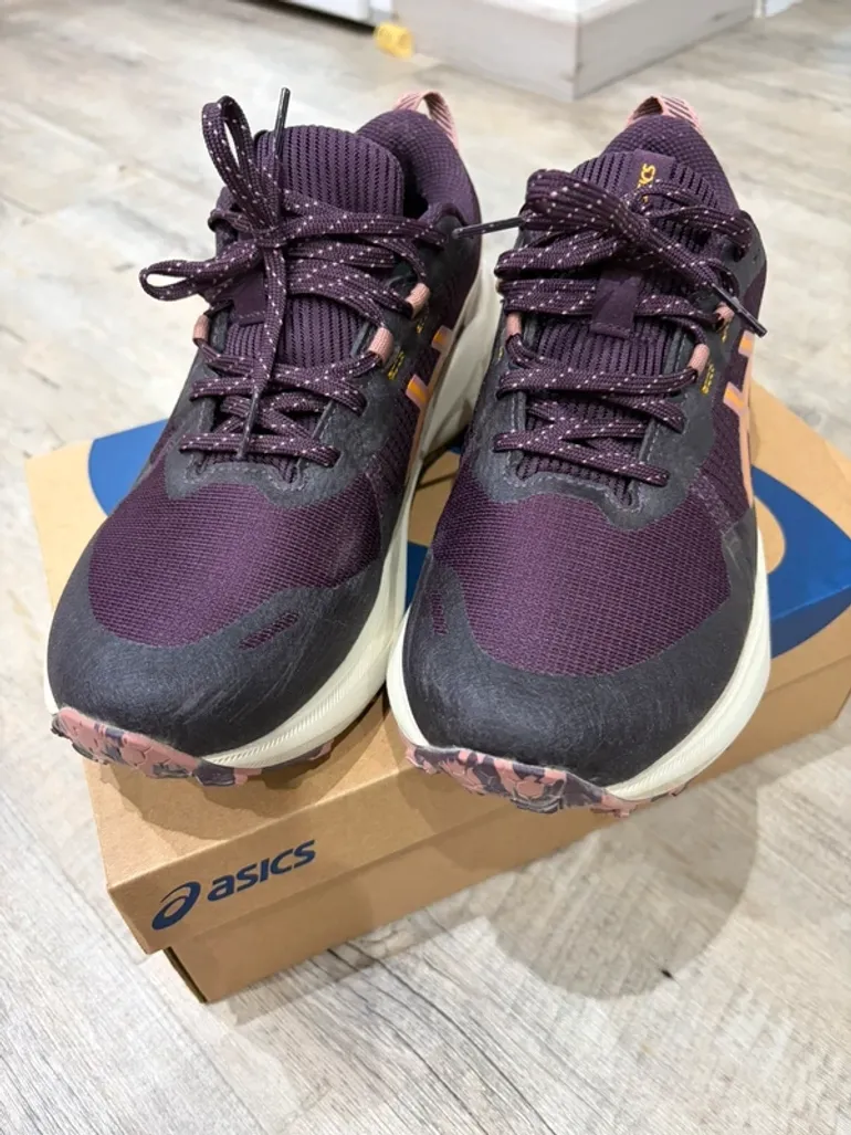 Used Asics Running Shoes bike — image 2 of 5