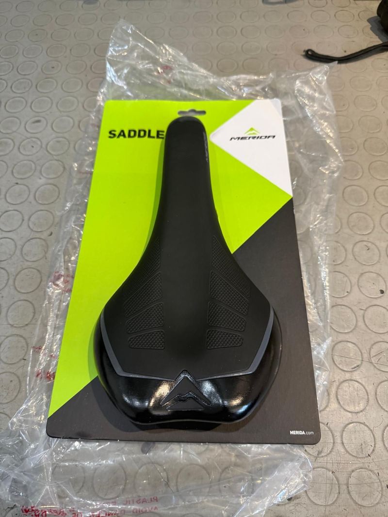 Merida Sport PRO BK/GY. NUOVA. Saddles & Seatposts d'occasion